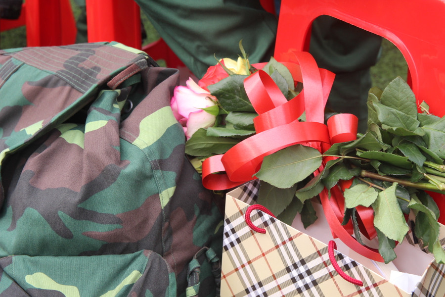 Hành trang của một lính mới có bó hoa của bạn gái tặng