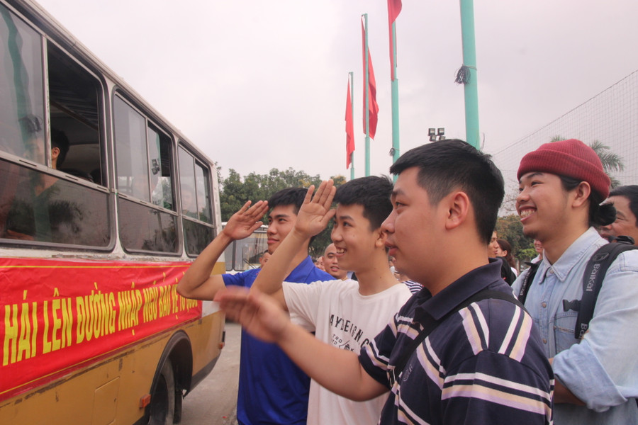 Một nhóm thanh niên chào kiểu nhà binh tiễn bạn lên đường nhập ngũ