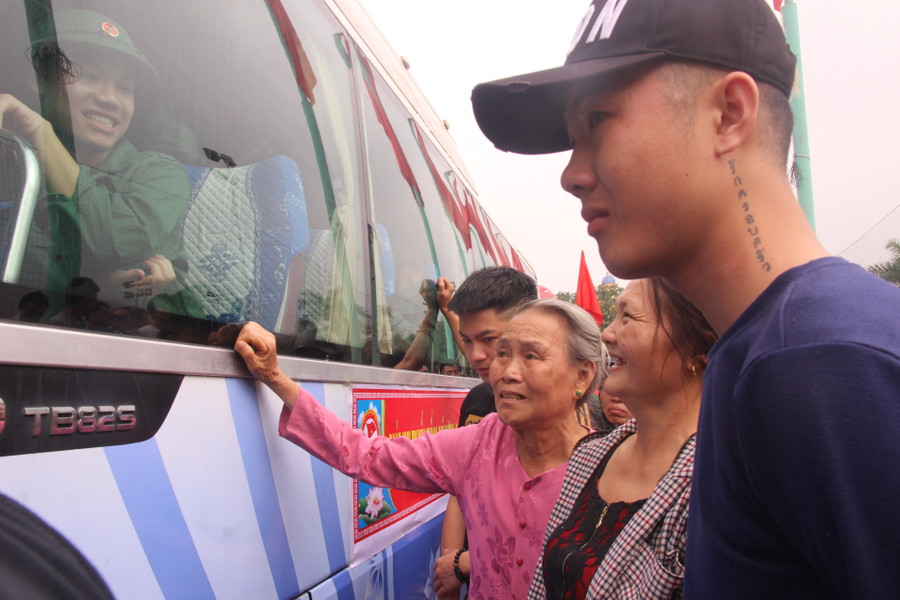 Mẹ cố gắng cười động viên con, còn bà thì không cầm được nước mắt