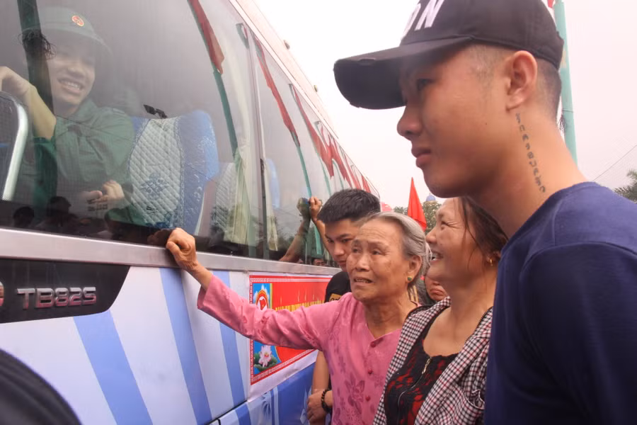 Mẹ cố gắng cười động viên con, còn bà thì không cầm được nước mắt