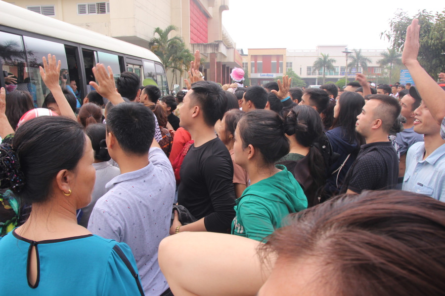 Tạm biệt nhé! Chúc các anh lên đường hoàn thành nghĩa vụ với Tổ quốc