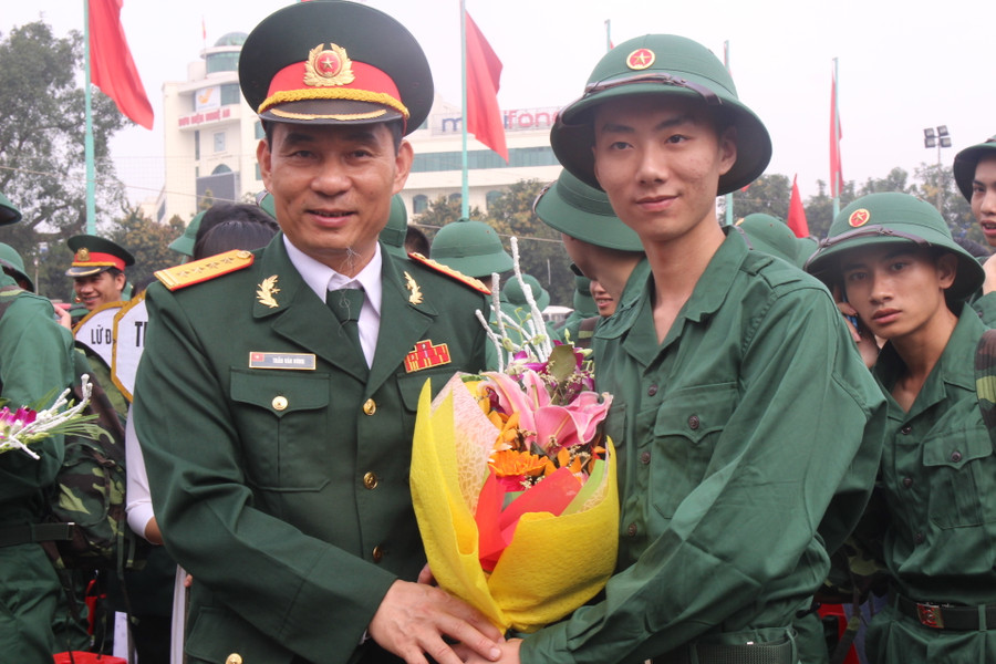 Chỉ huy tặng hoa cho tân binh lên đường nhận nhiệm vụ
