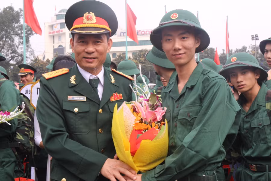 Chỉ huy tặng hoa cho tân binh lên đường nhận nhiệm vụ