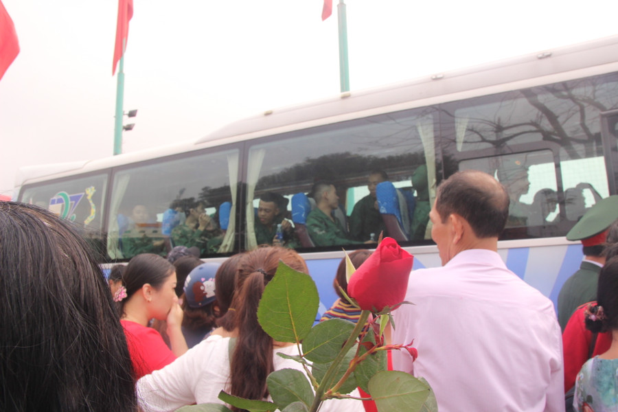 Các tân binh lên xe sẵn sàng về đơn vị