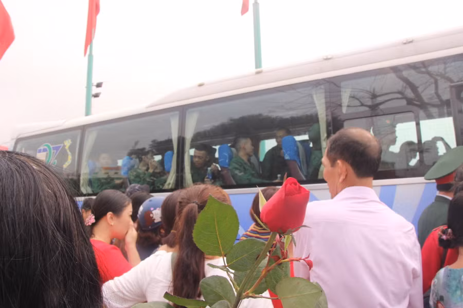 Các tân binh lên xe sẵn sàng về đơn vị