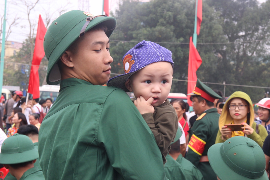 Tân binh này thì đã có con trai gần 2 tuổi, tranh thủ bế con trước khi lên đường