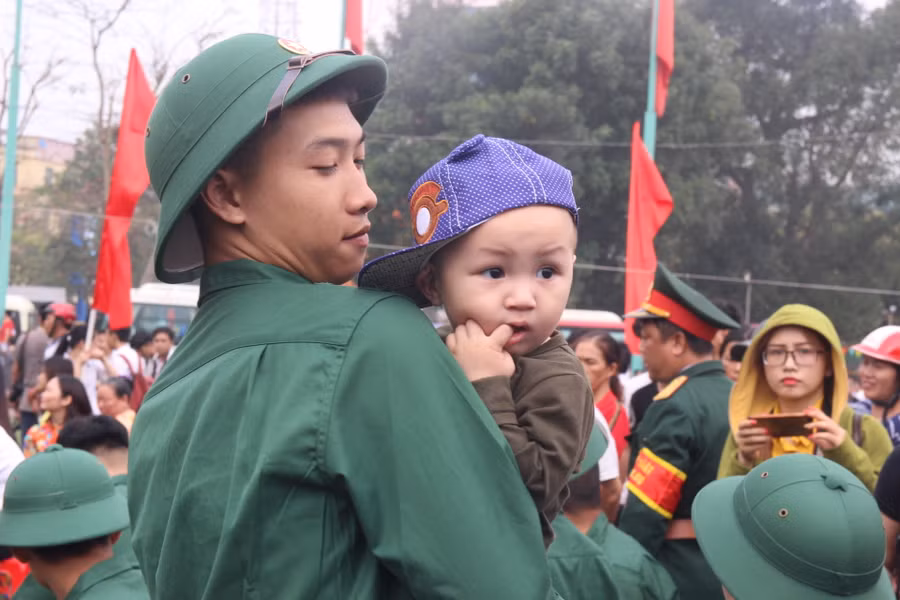 Tân binh này thì đã có con trai gần 2 tuổi, tranh thủ bế con trước khi lên đường