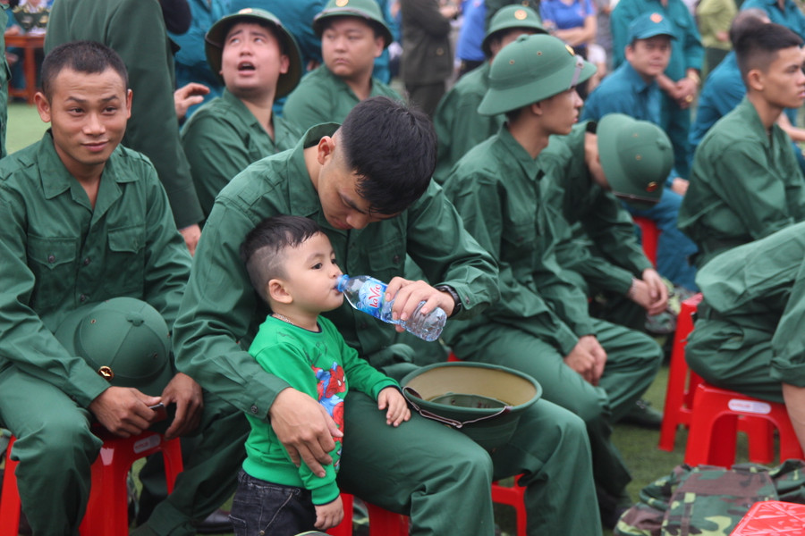 Cháu nhỏ theo chân tiễn cậu đi tòng quân