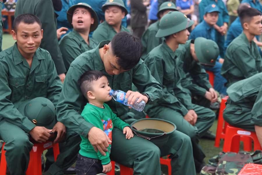 Cháu nhỏ theo chân tiễn cậu đi tòng quân