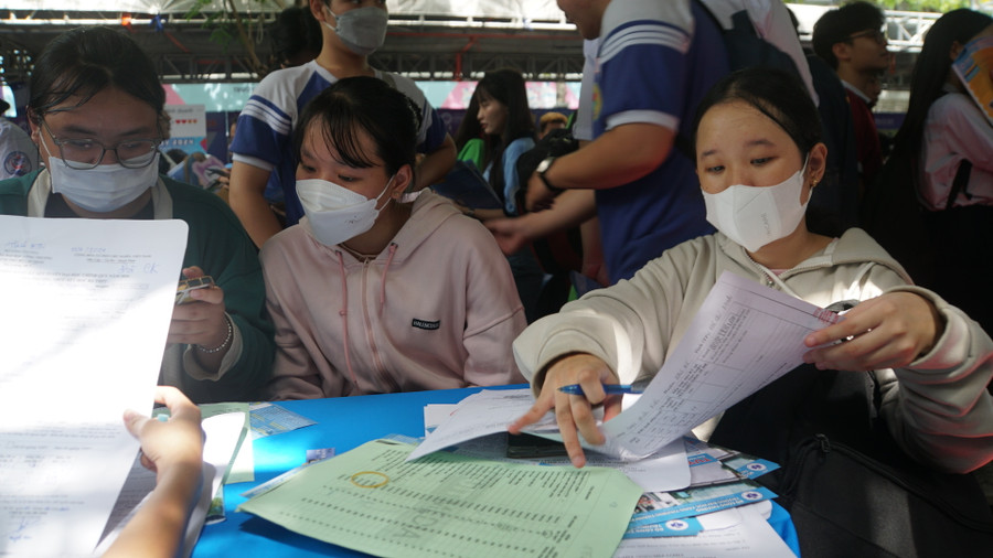 Thí sinh đăng ký xét tuyển theo phương thức xét tuyển học bạ THPT. Ảnh: Mạnh Tùng Thí sinh đăng ký xét tuyển theo phương thức xét tuyển học bạ THPT. Ảnh: Mạnh Tùng