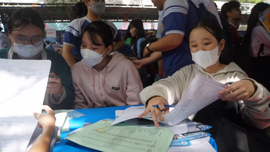 Thí sinh đăng ký xét tuyển theo phương thức xét tuyển học bạ THPT. Ảnh: Mạnh Tùng