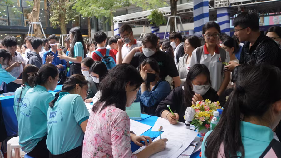 Học sinh tham gia chương trình đến từ hơn 30 trường THPT. Ảnh: Mạnh Tùng