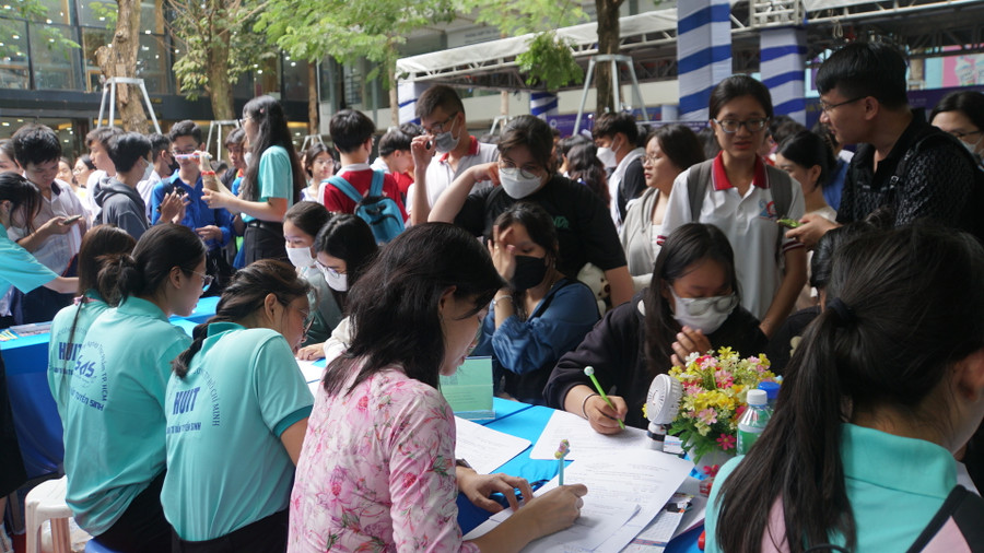 Học sinh tham gia chương trình đến từ hơn 30 trường THPT. Ảnh: Mạnh Tùng Học sinh tham gia chương trình đến từ hơn 30 trường THPT. Ảnh: Mạnh Tùng