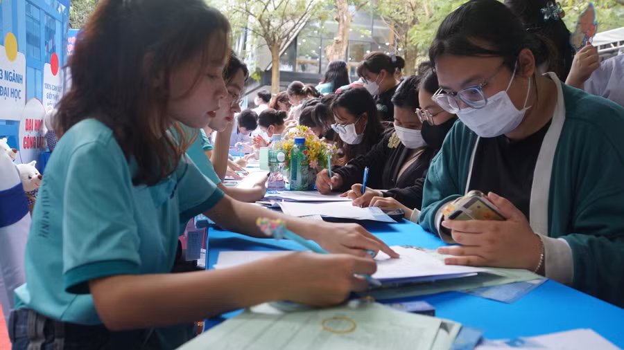 Học sinh được tư vấn tuyển sinh tại HUIT Open Day, ngày 21/4. Ảnh: Mạnh Tùng