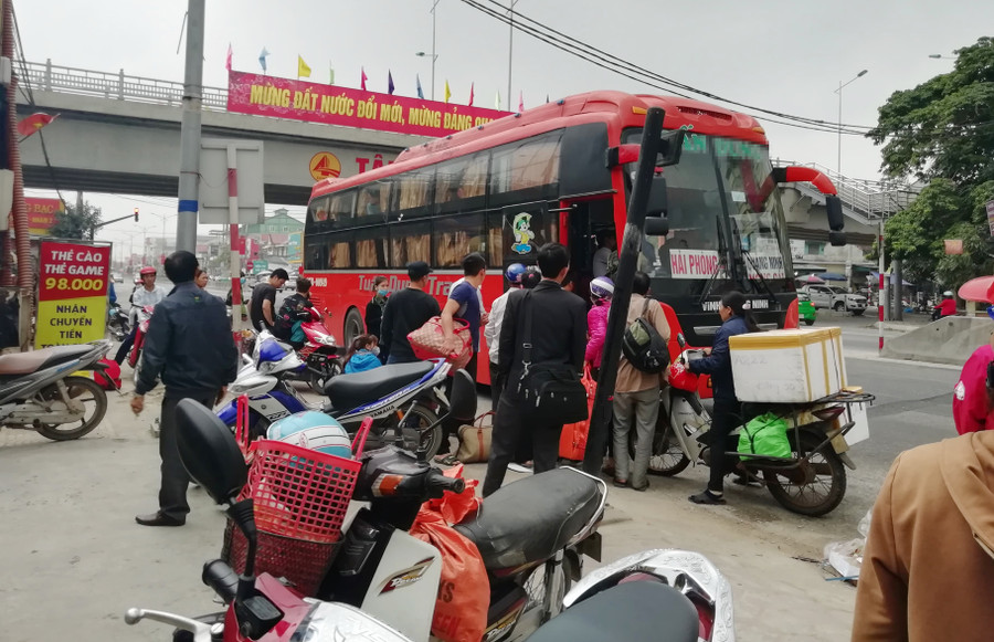 Xe khách chạy tuyến Nghệ An - Hải Phòng - Quảng Ninh sau khi xuất bến đã kín chỗ nằm nhưng đến thị trấn Giát (huyện Quỳnh Lưu) nhiều người dân vẫn xin lên nằm luồng với gái 300 nghìn/người Xe khách chạy tuyến Nghệ An - Hải Phòng - Quảng Ninh sau khi xuất bến đã kín chỗ nằm nhưng đến thị trấn Giát (huyện Quỳnh Lưu) nhiều người dân vẫn xin lên nằm luồng với gái 300 nghìn/người