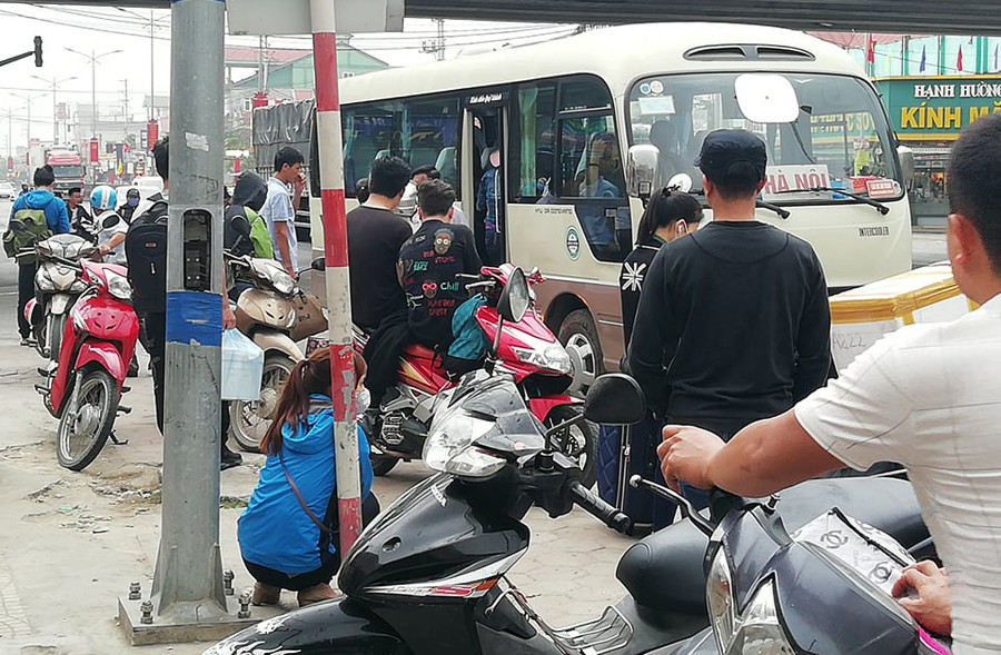 Một số xe ngồi loại 24 - 30 chỗ nay cũng treo biển Hà Nội để bắt khách với giá 200 nghìn/người Một số xe ngồi loại 24 - 30 chỗ nay cũng treo biển Hà Nội để bắt khách với giá 200 nghìn/người
