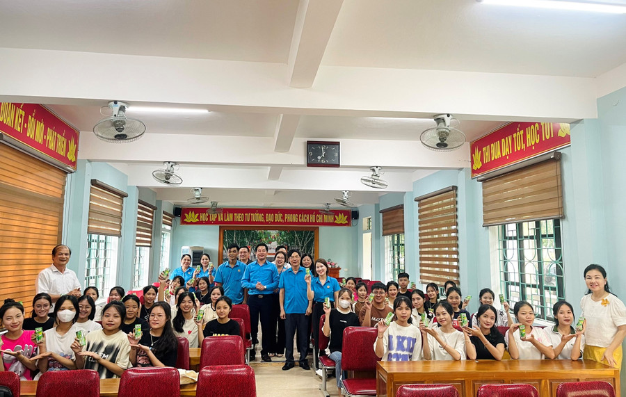 Học sinh vùng cao khó khăn huyện Quỳ Châu, Nghệ An nhận được sự quan tâm, tiếp sức trước Kỳ thi tốt nghiệp THPT năm 2024. Ảnh: Hồ Lài Học sinh vùng cao khó khăn huyện Quỳ Châu, Nghệ An nhận được sự quan tâm, tiếp sức trước Kỳ thi tốt nghiệp THPT năm 2024. Ảnh: Hồ Lài