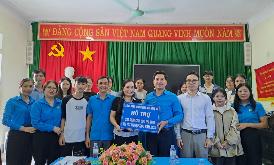 Đoàn công tác Sở GD&ĐT Nghệ An hỗ trợ 200 suất cơm cho học sinh Trường THPT Quế Phong. Ảnh: Hồ Lài. Đoàn công tác Sở GD&ĐT Nghệ An hỗ trợ 200 suất cơm cho học sinh Trường THPT Quế Phong. Ảnh: Hồ Lài.