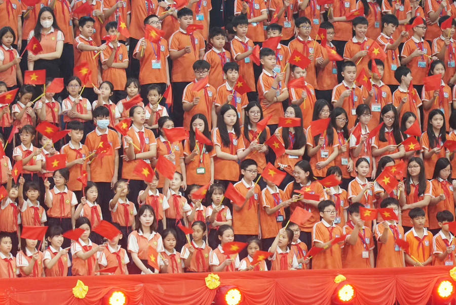 Các bạn học sinh cổ vũ cho vận động viên thi đấu tại Hội khỏe Phù Đổng tỉnh Nghệ An. Ảnh: Hồ Lài