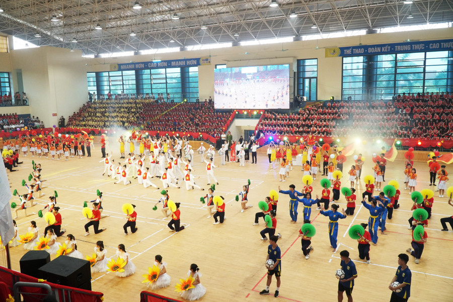 Màn đồng diễn tại lễ Khai mạc Hội khỏe Phù Đổng tỉnh Nghệ An lần thứ XX. Ảnh: Hồ Lài.