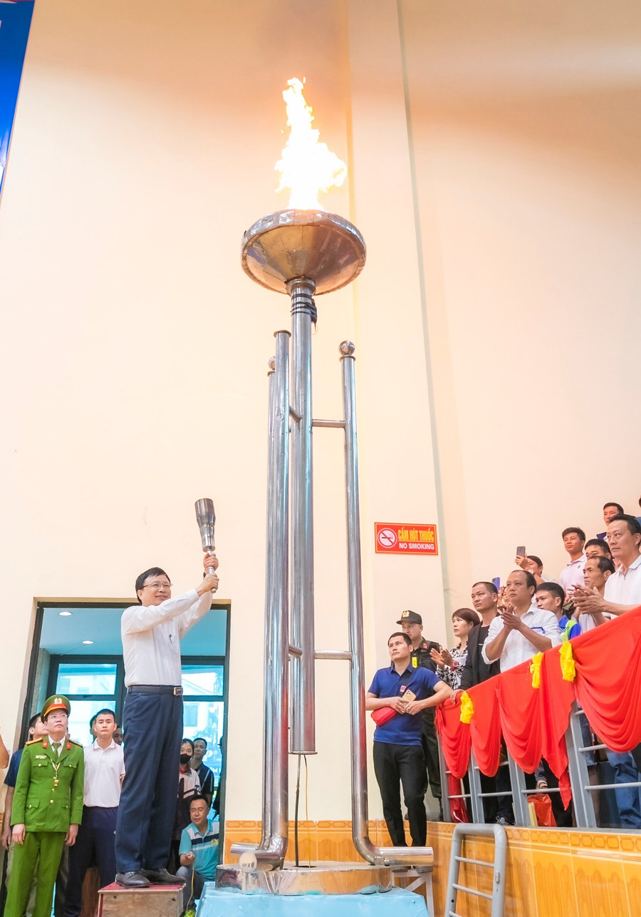 Ông Bùi Đình Long - Phó Chủ tịch UBND tỉnh Nghệ An đốt ngọn đuốc truyền thống khai mạc Hội khỏe Phù Đổng. Ảnh: Hồ Lài.