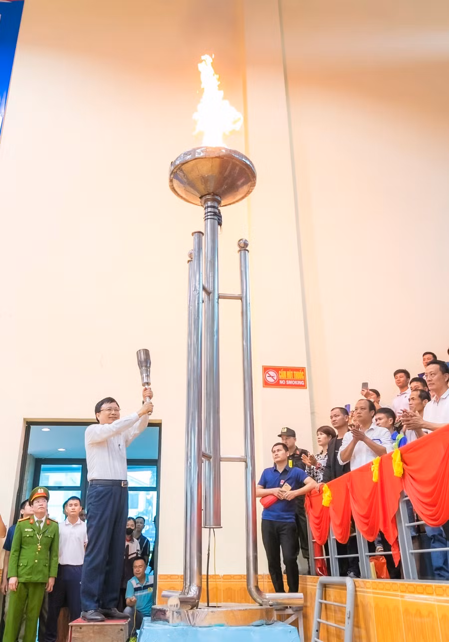 Ông Bùi Đình Long - Phó Chủ tịch UBND tỉnh Nghệ An đốt ngọn đuốc truyền thống khai mạc Hội khỏe Phù Đổng. Ảnh: Hồ Lài.