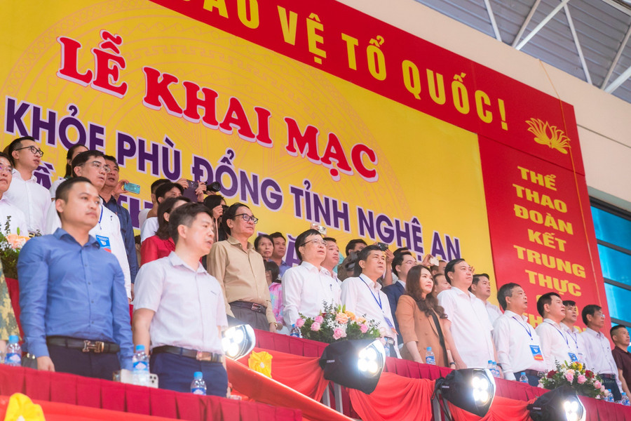 Các đại biểu tham dự khai mạc Hội khỏe Phù Đổng tỉnh Nghệ An năm 2024. Ảnh: Hồ Lài.