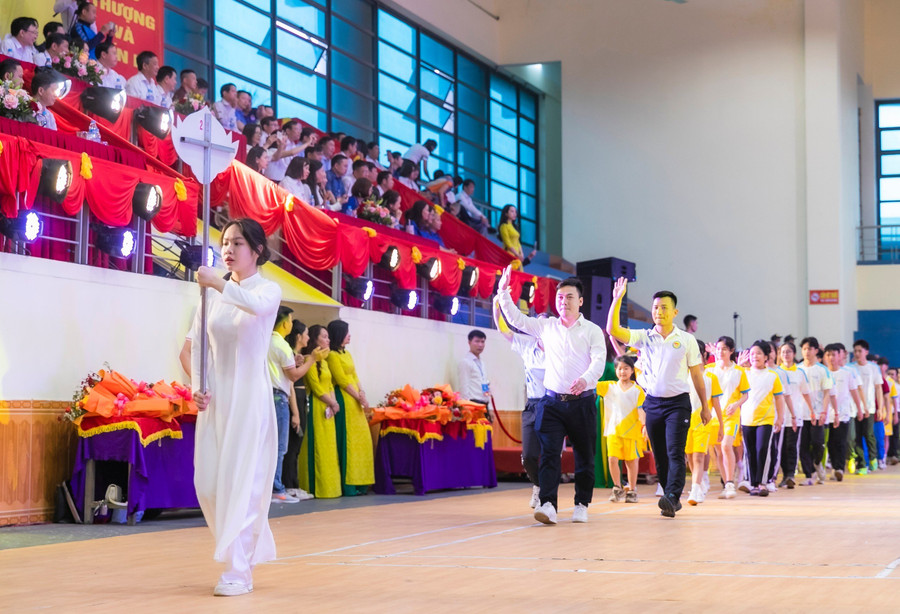 Đoàn vận động viên đến từ ngành giáo dục các huyện đều trải qua quá trình rèn luyện, thi đấu và được tuyển chọn từ Hội khỏe Phù Đổng cấp trường, cấp huyện và cấp cụm. Ảnh: Hồ Lài.
