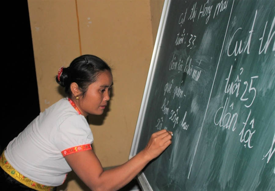 Nghệ An ban hành chính sách chi hỗ trợ kinh phí cho người dạy và người học lớp xóa mù chữ. Ảnh: Hồ Lài.