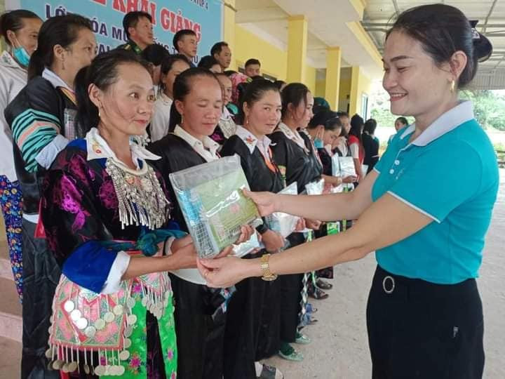 Trao quà cho học viên lớp học xóa mù chữ tại xã Tri Lễ, huyện Quế Phong, Nghệ An. Ảnh: NVCC.