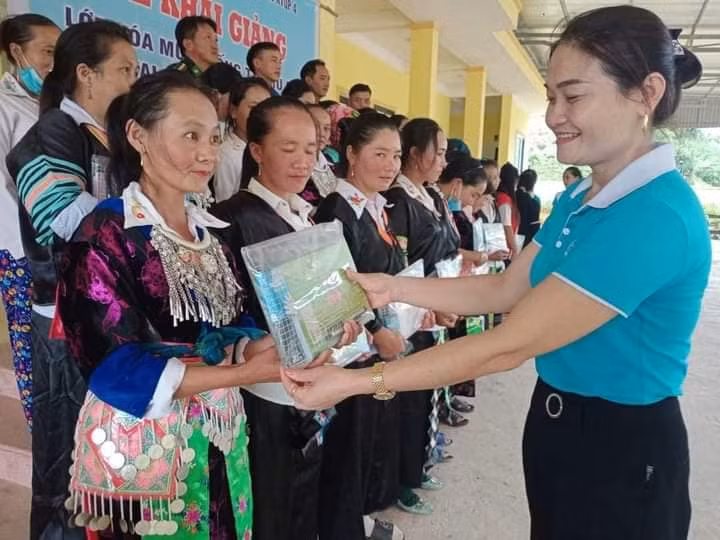 Trao quà cho học viên lớp học xóa mù chữ tại xã Tri Lễ, huyện Quế Phong, Nghệ An. Ảnh: NVCC.