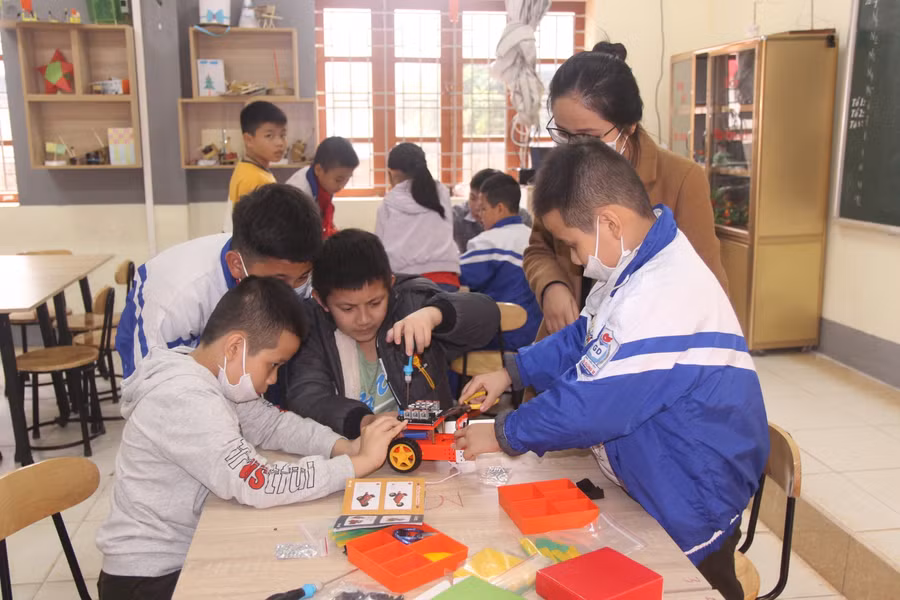 Học sinh Trường Tiểu học Hưng Dũng 2 (TP Vinh, Nghệ An) trong tiết học STEM.