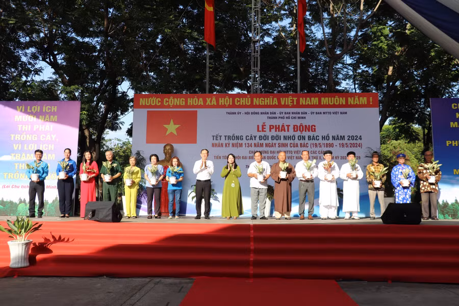 Lãnh đạo TPHCM và Quận 4 trao tặng cây cho đại diện các tổ chức chính trị - xã hội, các cơ sở tôn giáo tại lễ phát động. (Ảnh: T.D)