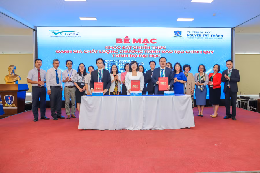 Lễ bế mạc phiên khảo sát chính thức kiểm định chất lượng 5 chương trình đào tạo tại Trường Đại học Nguyễn Tất Thành. Ảnh: NTCC