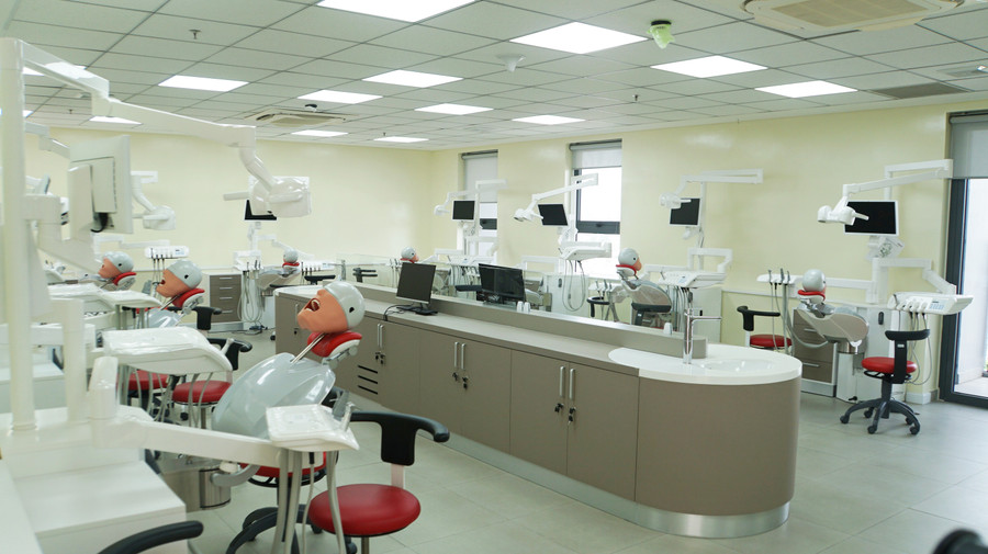 Khu thực hành mô phỏng được trang bị 12 hệ thống mô phỏng Modular, loại &quot;stand alone&quot; hiện đại nhất của Sirona. Thiết bị có thể so sánh với các trường nha khoa của các nước phát triển.