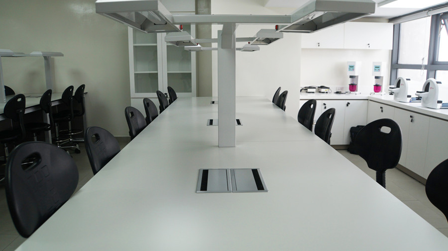 Khu thực hành phục hình với 24 chỗ ngồi, đẩy đủ thiết bị lab hiện đại, đảm bảo tính chính xác.