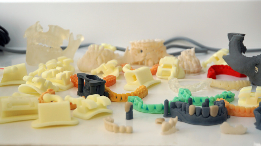 Phòng lab được trang bị các máy in 3D và các phần mềm chuyên dụng, phục vụ cho thực hành phục hình răng.