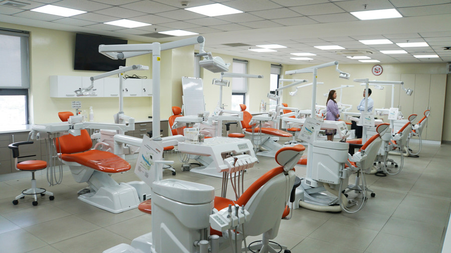 Khu thực hành lâm sàng với 10 ghế máy với đầy đủ màn hình máy tính, kết nối mạng toàn hệ thống.