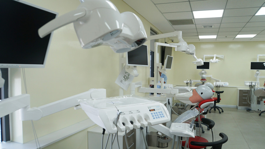 Thiết bị mô phỏng đầy đủ tính năng như chiếc ghế nha khoa cho lâm sàng hiện đại, kết nối kỹ thuật số toàn hệ thống.