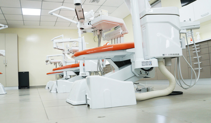 Ghế máy sử dụng tại đây là Intergo của Sirona (Đức) với đầy đủ tính năng hiện đại. Ngoài ra còn có hệ thống chụp phim trong miệng kỹ thuật số, hệ thống hút khử khuẩn, rửa tay...