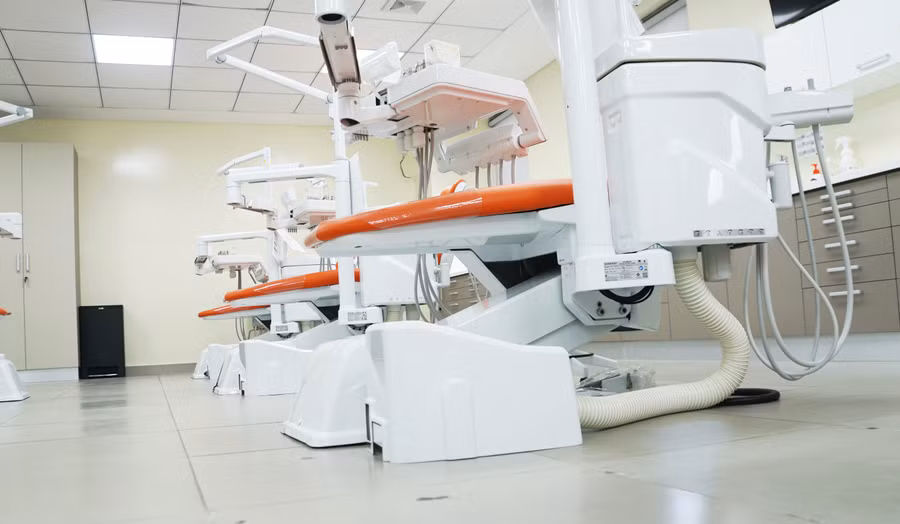 Ghế máy sử dụng tại đây là Intergo của Sirona (Đức) với đầy đủ tính năng hiện đại. Ngoài ra còn có hệ thống chụp phim trong miệng kỹ thuật số, hệ thống hút khử khuẩn, rửa tay...