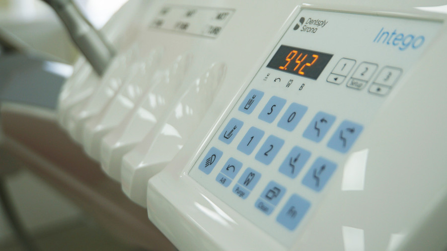 Tiến sĩ, Bác sĩ Trần Ngọc Quảng Phi, Trưởng khoa Răng - Hàm - Mặt cho biết, sinh viên ngành này có cơ hội thực hành từ năm nhất với các thiết bị này.