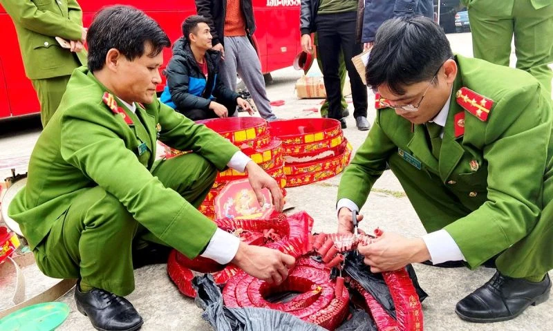 Lực lượng Công an Thanh Hóa đang kiểm tra số pháo nổ được vận chuyển trái phép trên xe khách. Ảnh: Công an Thanh Hóa cung cấp.