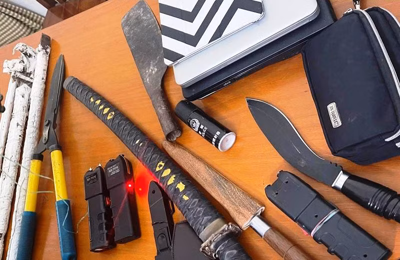 Những dụng cụ do Nguyễn Ngọc Cừ sử dụng để đi trộm cắp. Ảnh: Công an Thanh Hóa cung cấp.