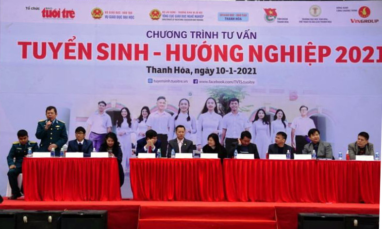 Chuyên gia của Bộ GD&ĐT và nhiều trường đại học tham gia buổi tư vấn tuyển sinh - hướng nghiệp tại Thanh Hóa.