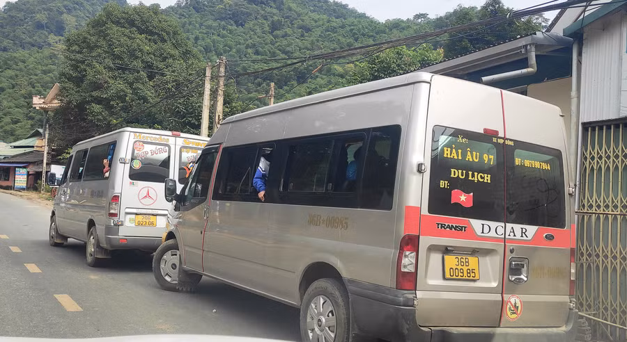 Những chiếc xe ô tô đưa, đón học sinh ở huyện Quan Hóa, tỉnh Thanh Hóa. (Ảnh: HĐ)