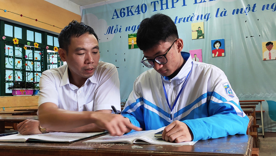 Thầy giáo Nguyễn Công Hiến và học sinh Lê Sỹ Việt Anh đang cùng nhau ôn luyện môn Toán. (Ảnh: TL)