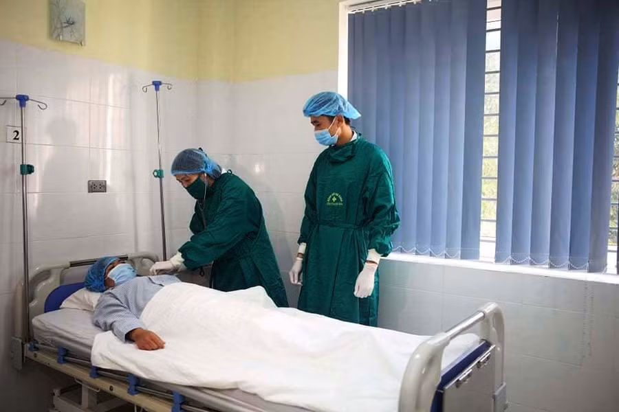 Các y, bác sĩ của Bệnh viện Đa khoa Thanh Hóa chăm sóc bệnh nhân ghép thận. Ảnh: Bệnh viện cung cấp.