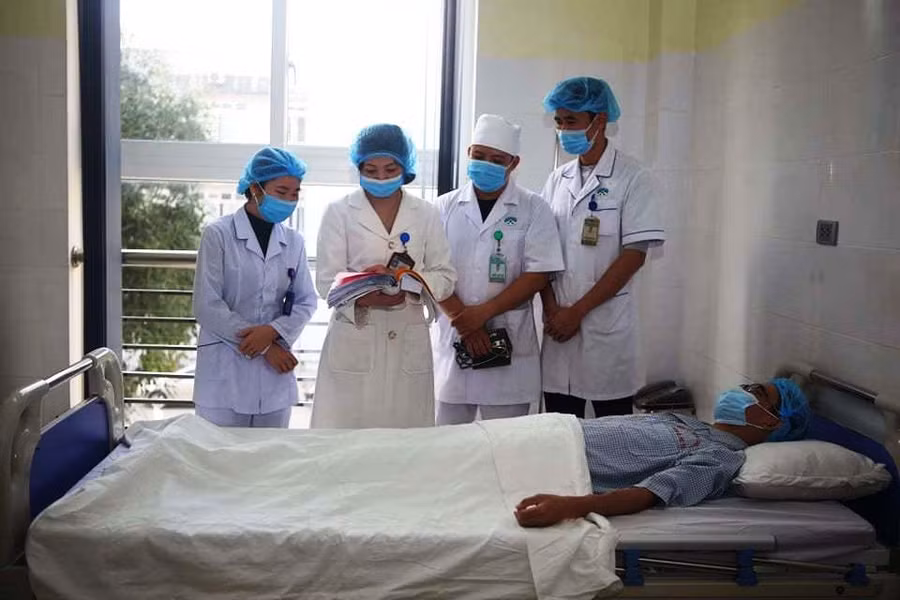 Việc ghép thận cho bệnh nhân có người hiến thận mang nhóm máu A, Rh (+), còn người nhận thận mang nhóm máu A, Rh (-) là đặc biệt khó. Ảnh: Bệnh viện cung cấp.