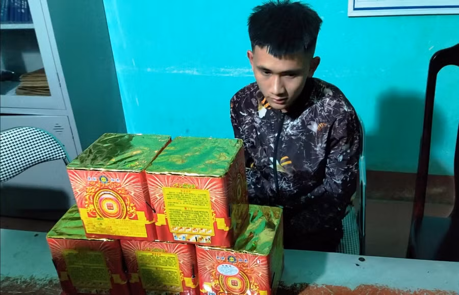 Lê Văn Thành và số tang vật vụ án. Ảnh: Công an Thanh Hóa cung cấp.